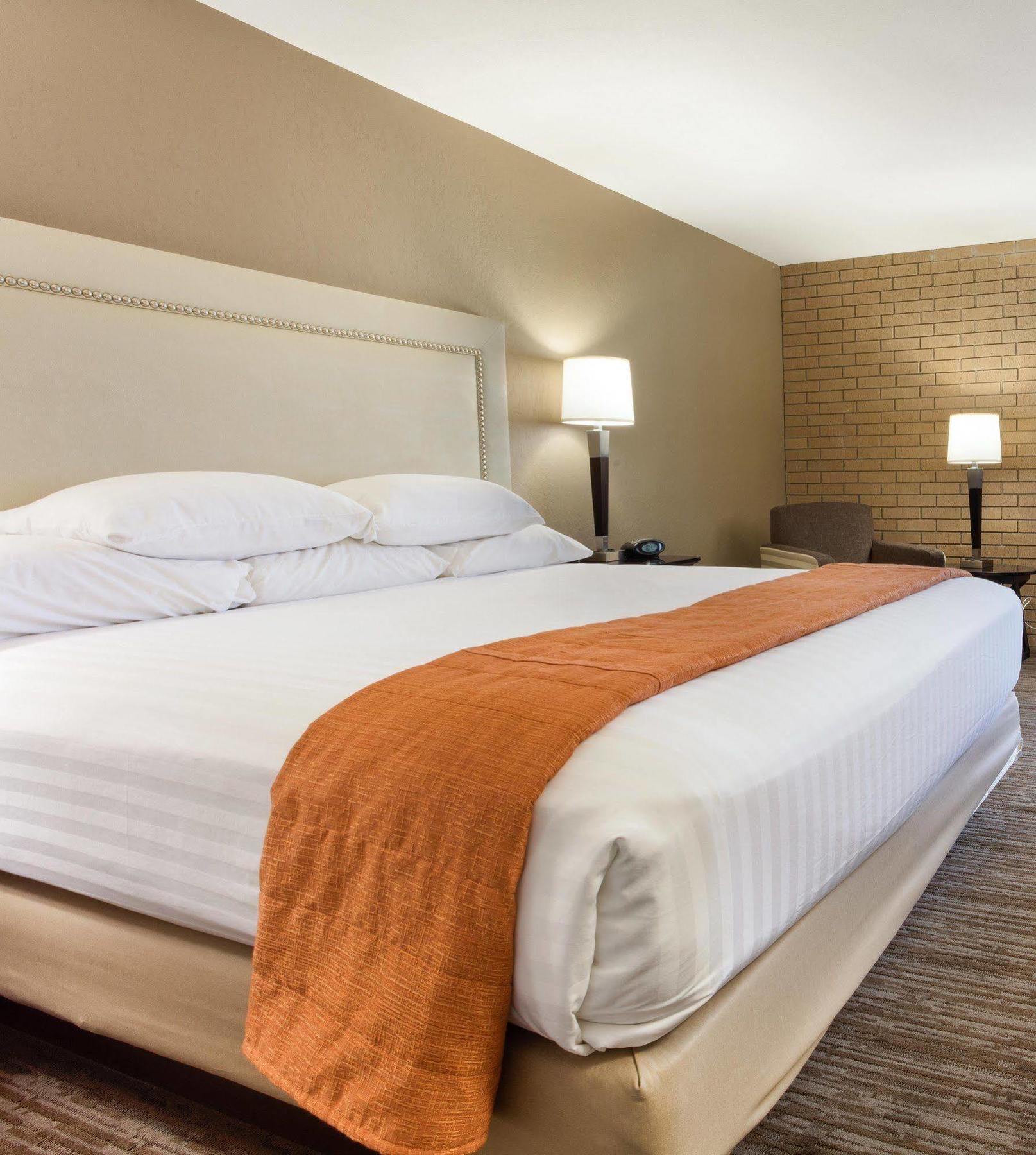 Drury Inn & Suites Kansas City Airport Extérieur photo